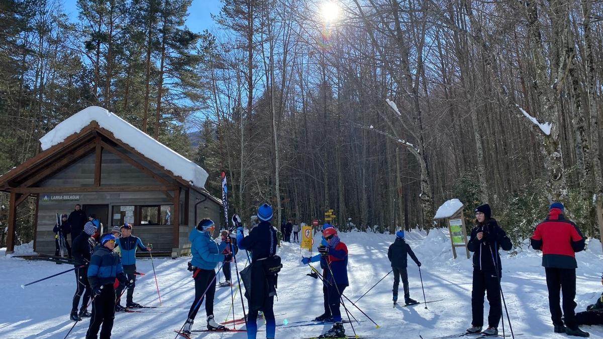 Varias personas disfrutan de la nieve en el centro de Esquí de Larra-Belagua.