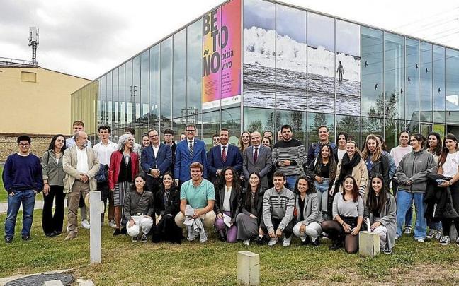 Parte de los estudiantes que han tomado parte en la iniciativa. Parte de los estudiantes que han tomado parte en la iniciativa.