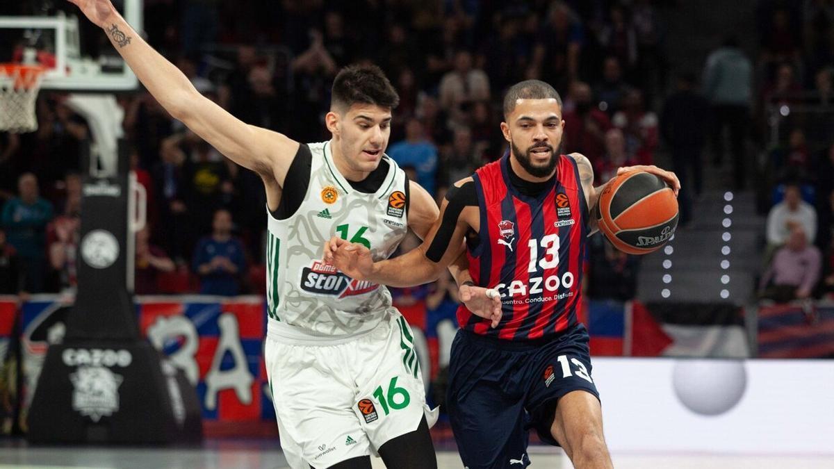 Darius Thompson avanza con el balón ante la oposición de Kalaitzaikis en el duelo contra el Panathinaikos de esta temporada en el Buesa Arena