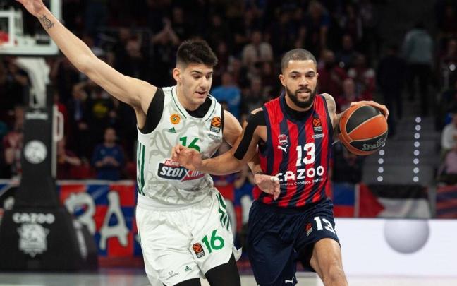 Darius Thompson avanza con el bal&oacute;n ante la oposici&oacute;n de Kalaitzaikis en el duelo contra el Panathinaikos de esta temporada en el Buesa Arena