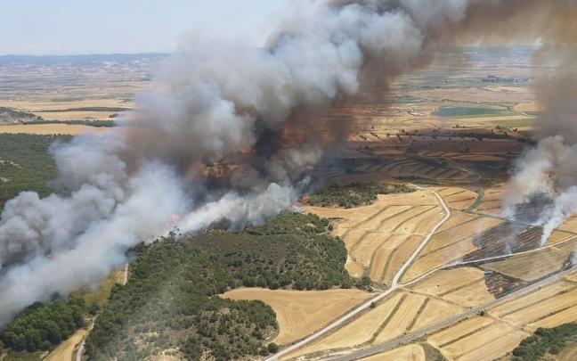 Vista del fuego en la zona de Carcastillo, con varios focos. Vista del fuego en la zona de Carcastillo, con varios focos.