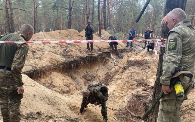 Imagen de la fosa com&uacute;n encontrada en Izium tras recuperar al ciudad del control ruso.