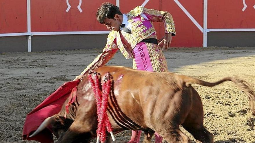 De María torea en redondo al primer novillo de Lumbreras. | FOTO: M. SAGÜÉS