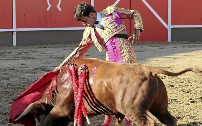 De María torea en redondo al primer novillo de Lumbreras. | FOTO: M. SAGÜÉS
