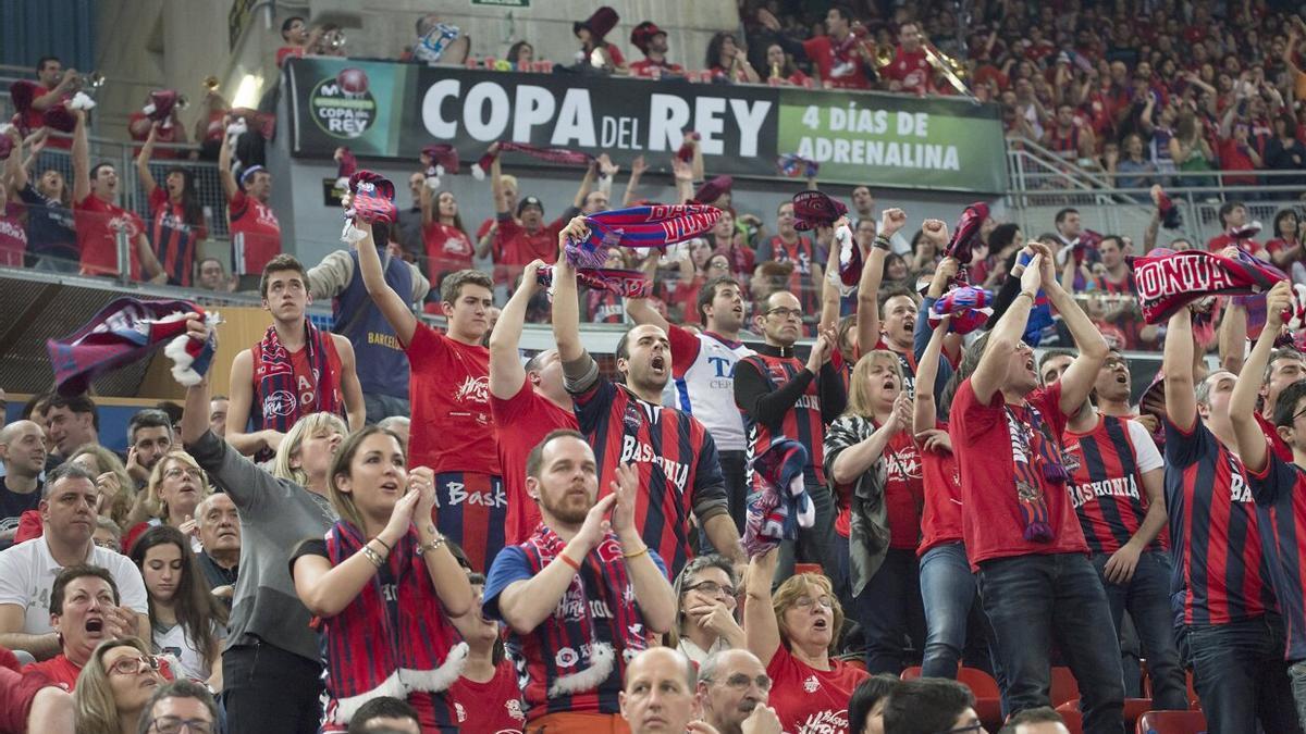 Aficionados del Baskonia animan durante el partido de cuartos de final de la Copa del Rey de baloncesto en el Fernando Buesa Arena en la edición de 2017