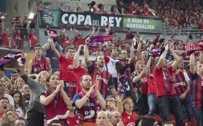 Aficionados del Baskonia animan durante el partido de cuartos de final de la Copa del Rey de baloncesto en el Fernando Buesa Arena en la edici&oacute;n de 2017