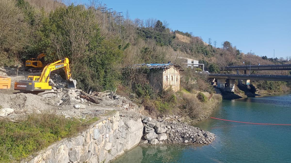 Un máquina de obras trabaja junto al nuevo puente de Astiñene, esta mañana