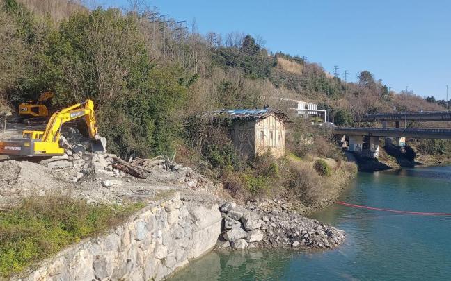 Un m&aacute;quina de obras trabaja junto al nuevo puente de Asti&ntilde;ene, esta ma&ntilde;ana
