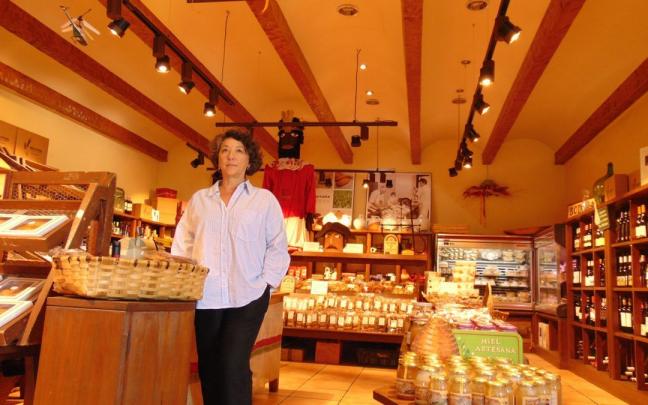 Juana María Rosauro, dueña del establecimiento Casa Urrutia de Ujué, frente a la tienda de productos artesanos del negocio.