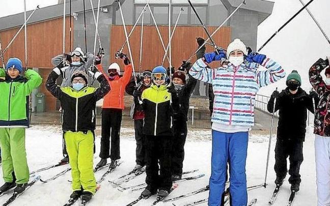J&oacute;venes esquiadores en Belagua, Valle del Roncal.