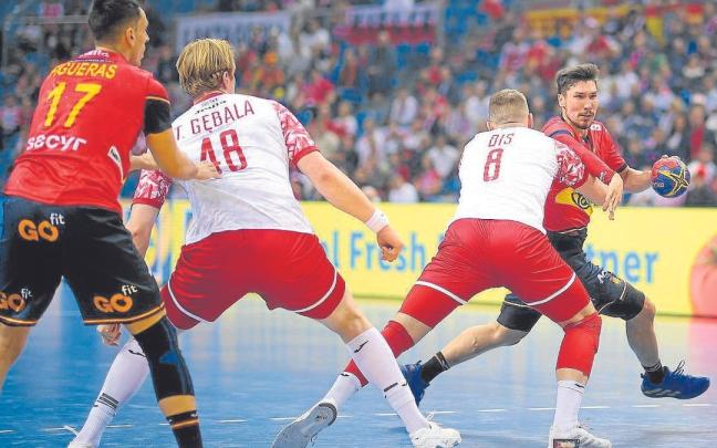 El polaco Bartlomiej Bis, intentando frenar a Alex Dujshebaev en el anterior partido de España. | FOTO: EFE