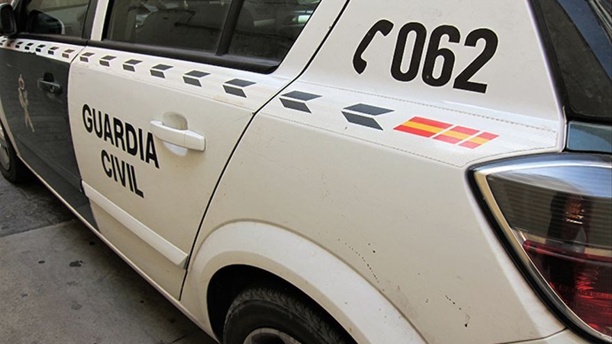 La Guardia Civil ha detenido a la mujer de 56 años en su domicilio.