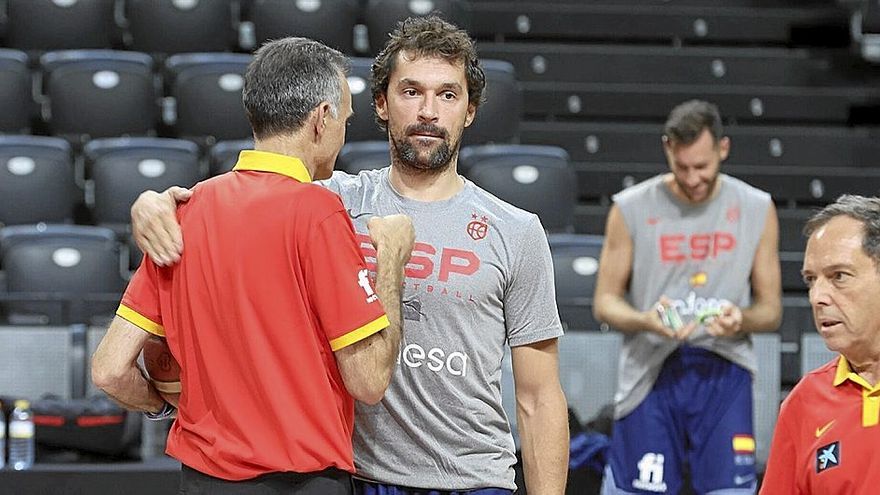 El jugador del Real Madrid Sergio Llul da un abrazo a un miembro del cuerpo técnico.