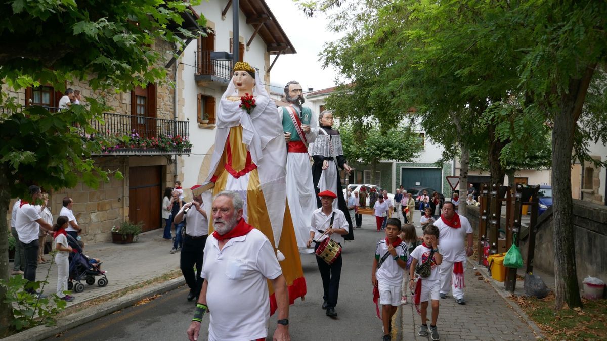 Los gigantes encabezaron la procesión.