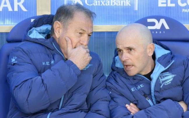 Javi Cabello, izquierda, en el banquillo del Deportivo Alavés, junto al italiano De Biasi