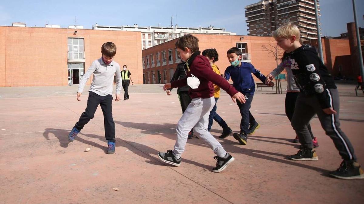 Dos escolares de Amaiur ikastola juegan en el patio.