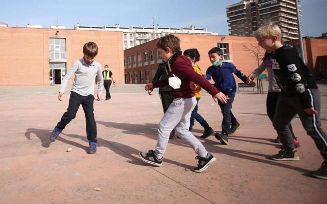 Dos escolares de Amaiur ikastola juegan en el patio.