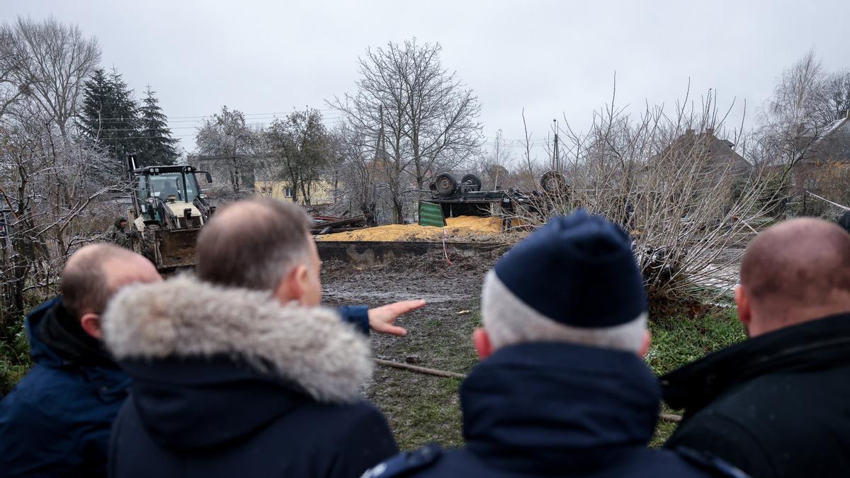 El presidente polaco visita el lugar en el que cayó el misil en Przewodow village.