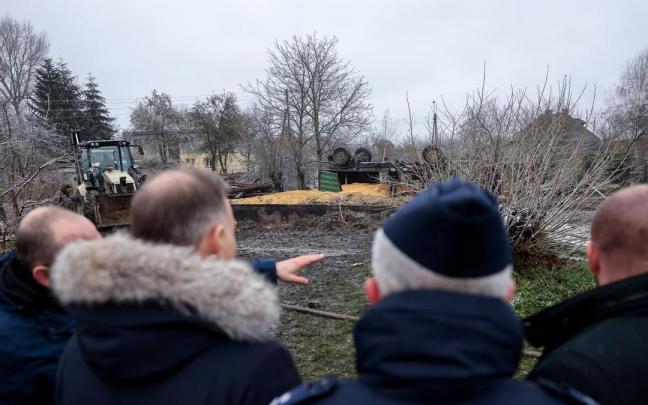 El presidente polaco visita el lugar en el que cay&oacute; el misil en Przewodow village.