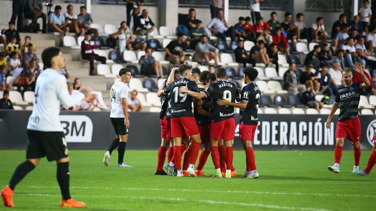 Los jugadores del Sanse celebran el gol de Jon Magunazelaia, ayer en el Stadium Gal de Irun.