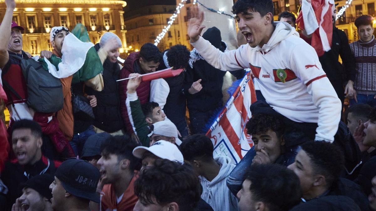 Marroquíes celebran en la Plaza del Castillo el triunfo de su selección (III)