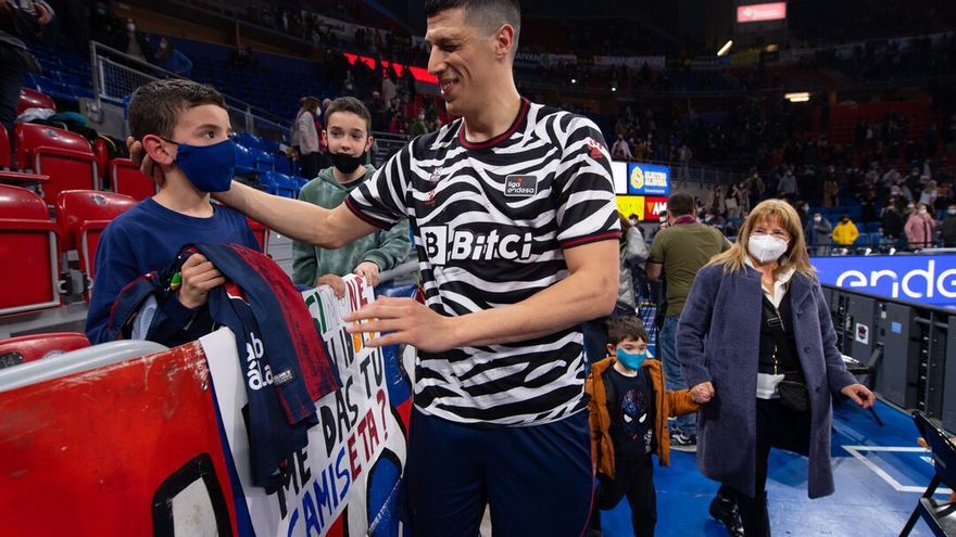 Fontecchio saluda a un joven seguidor azulgrana, al que entregó su camiseta al término de un partido.
