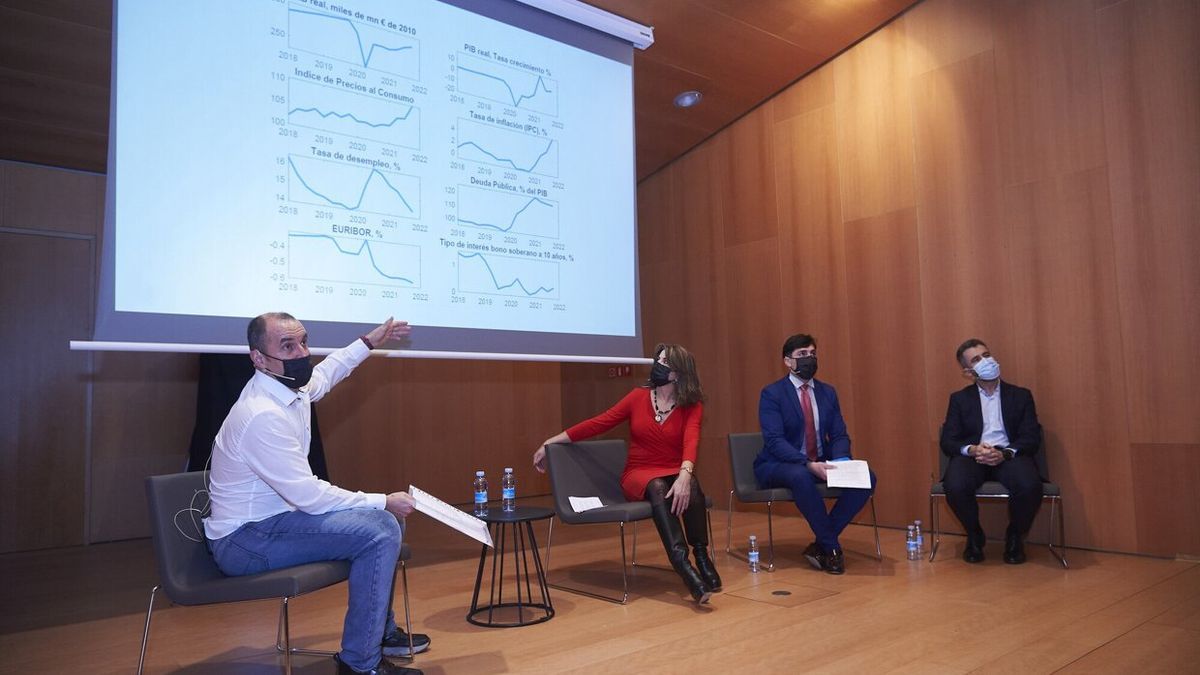 Mikel Casares, a la izquierda, en una reciente charla en la UPNA.