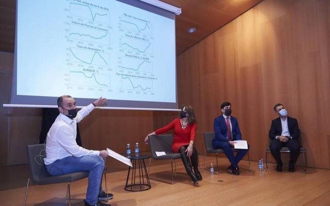 Mikel Casares, a la izquierda, en una reciente charla en la UPNA.