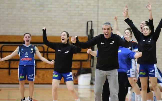 Juantxo Ferreira y su banquillo celebran una acción