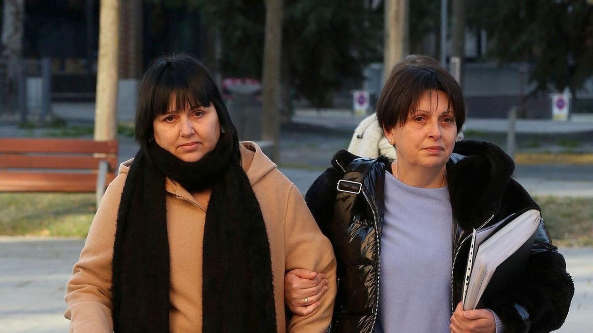 Ana Delgado Villodas (izquierda, con bastón), accede al Palacio de Justicia con su hermana Cristina.