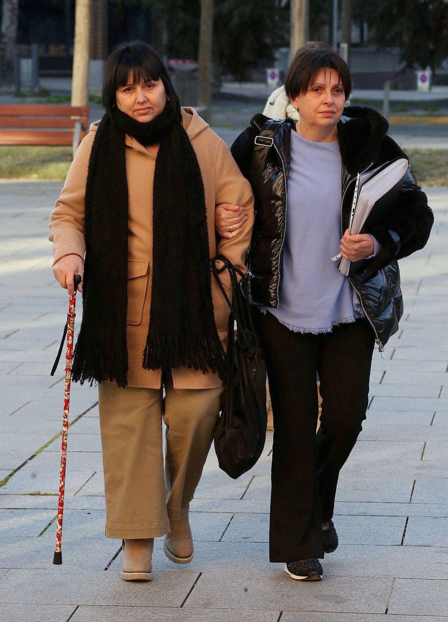 Ana Delgado Villodas (izquierda, con bastón), accede al Palacio de Justicia con su hermana Cristina.
