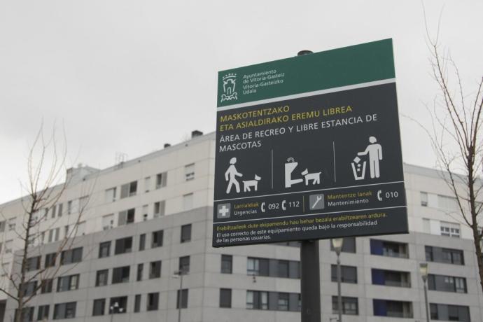 Un cartel en Zabalgana en un parque habilitado para mascotas.