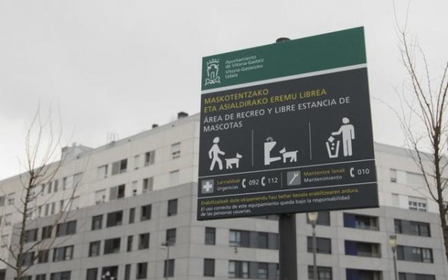 Un cartel en Zabalgana en un parque habilitado para mascotas.
