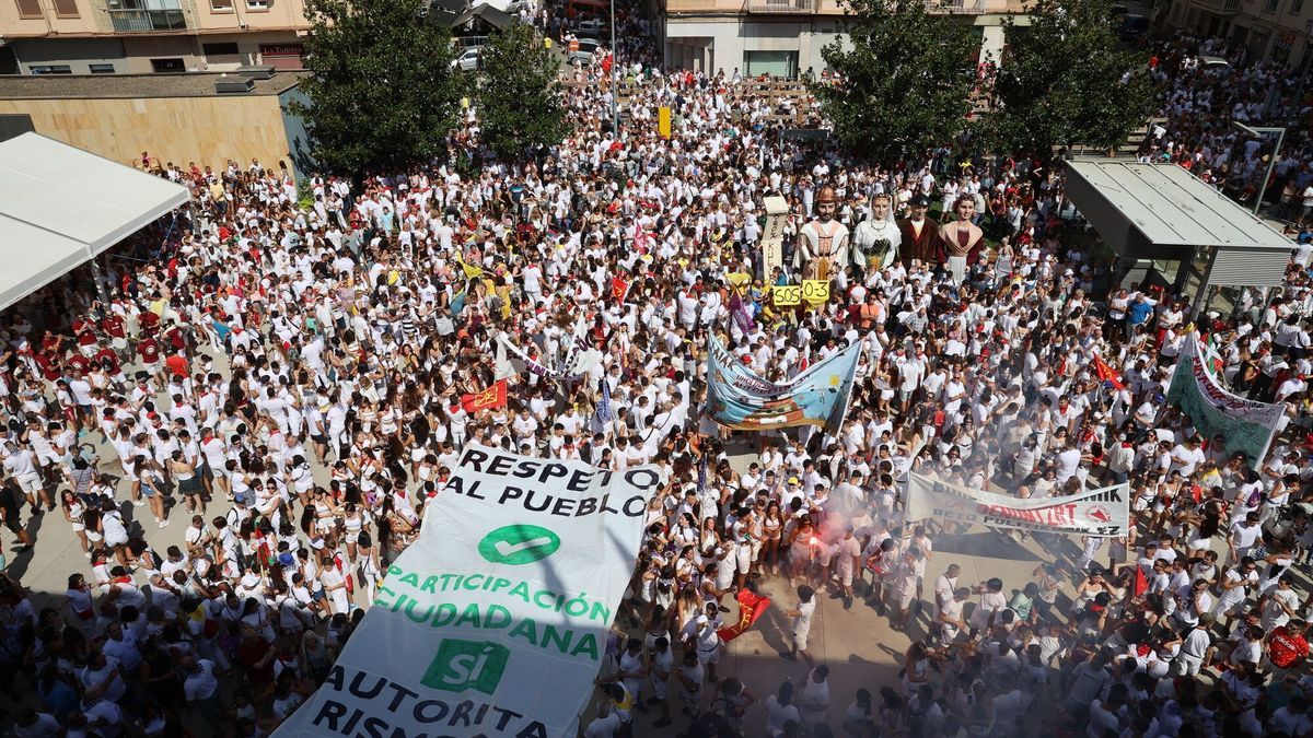 Júbilo en la plaza para dar la bienvenida a las fiestas de Burlada.