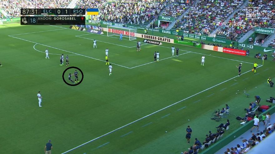 Así que Imanol actúa. Sale Pacheco por Gorosabel y hay cambio de sistema en la Real. Le Normand 'informa' a Zubimendi de que pasa a ser central en defensa de tres. En un saque de banda a favor, le coge literalmente de la camiseta para retrasarle a su nueva ubicación.