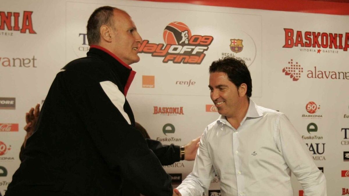 Ivanovic, del Tau Cer&aacute;mica, saludando a Pascual, del FC Barcelona, antes de la presentaci&oacute;n de la final de los Play Off de la liga ACB