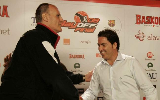 Ivanovic, del Tau Cer&aacute;mica, saludando a Pascual, del FC Barcelona, antes de la presentaci&oacute;n de la final de los Play Off de la liga ACB