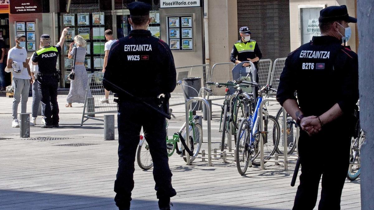 Agentes de la Ertzaintza en Vitoria.