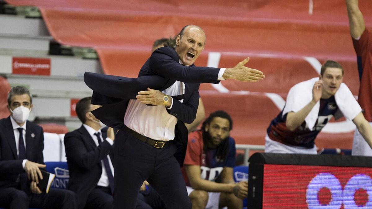 Dusko Ivanovic se muestra enérgico, durante un partido con el Baskonia.