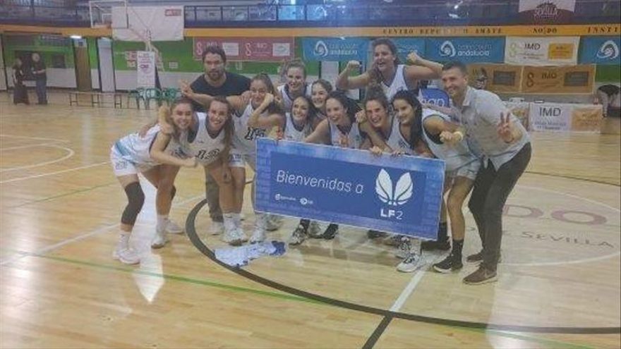 Aranguren Mutilbasket posa con el tablón de entrada a Liga Femenina 2.