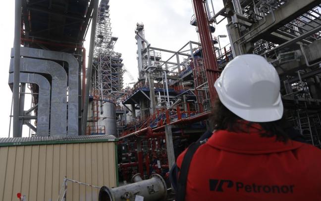 Imagen de una de las unidades de refino de la planta de Muskiz. Imagen de una de las unidades de refino de la planta de Muskiz.