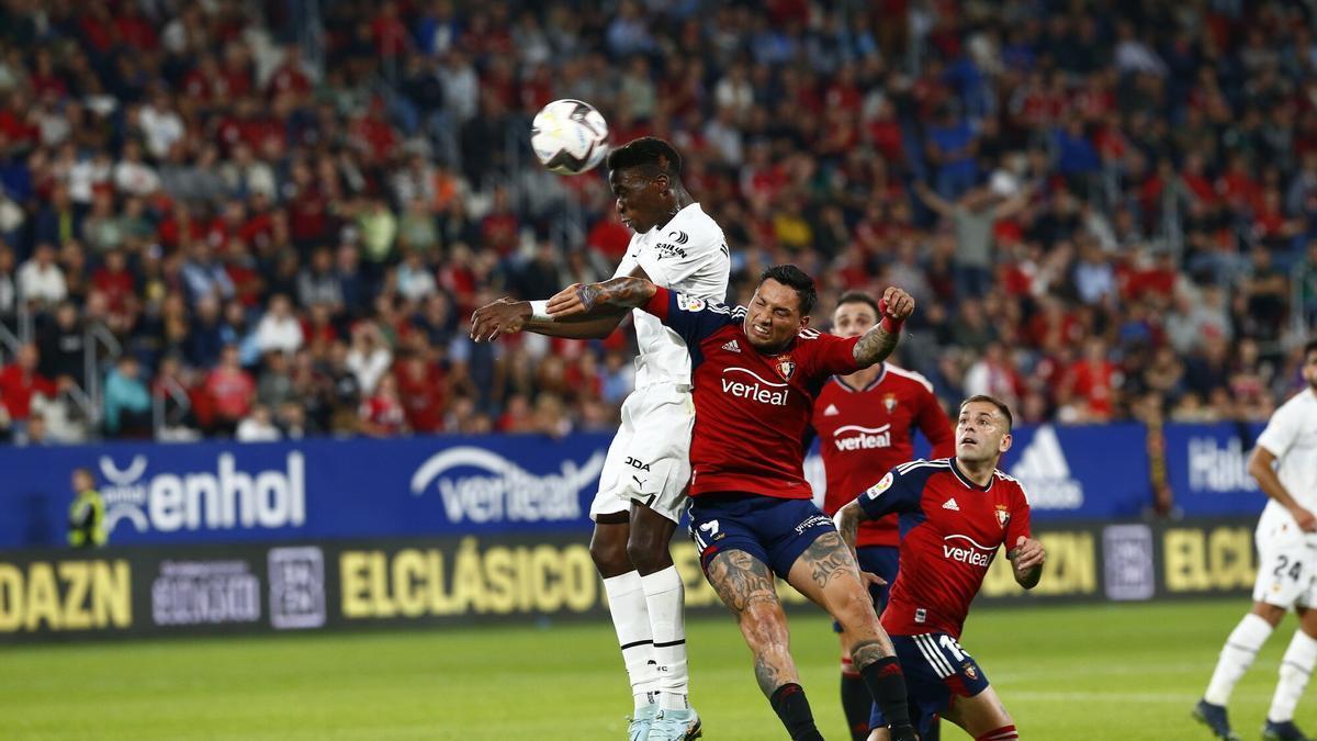 Momento del encuentro Osasuna-Valencia.