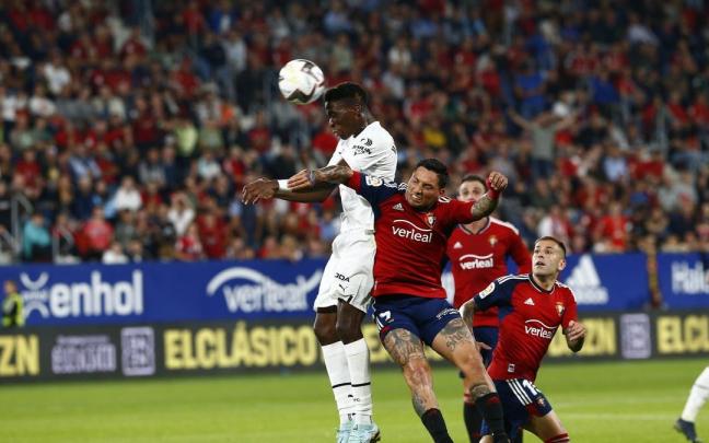 Momento del encuentro Osasuna-Valencia.