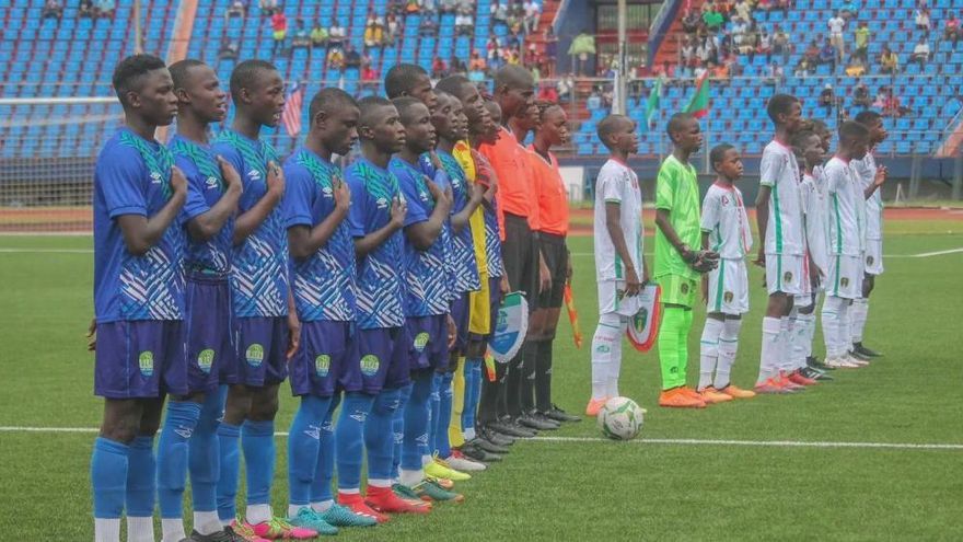 Selecciones sub-15 de Sierra Leona (azul) y Mauritania (blanco)