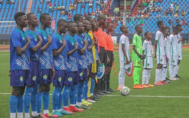 Selecciones sub-15 de Sierra Leona (azul) y Mauritania (blanco)