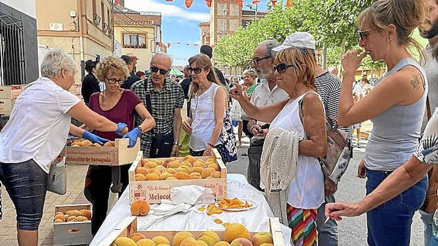 Vecinos y visitantes pudieron catar el melocotón ‘in situ’.