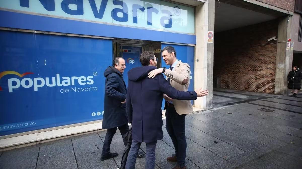 Sayas y Adanero, a su llegada este martes a la sede del PP en Pamplona, recibidos por el presidente del PP de navarra, Javier García