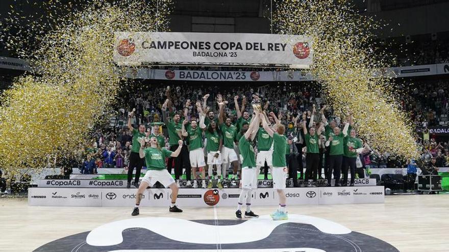 Los jugadores de Unicaja celebran el título de la Copa del Rey logrado en Badalona