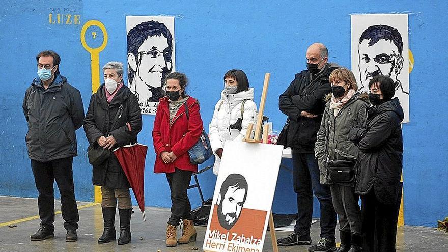 Homenaje a Mikel Zabalza en Altza, donde residía. | FOTO: IKER AZURMENDI