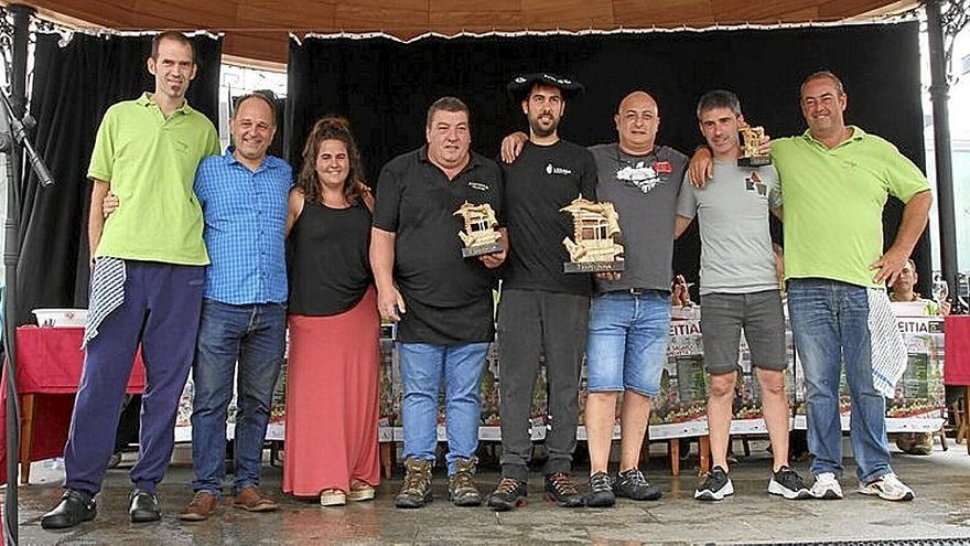 Los premiados en el concurso de sidra con los organizadores.